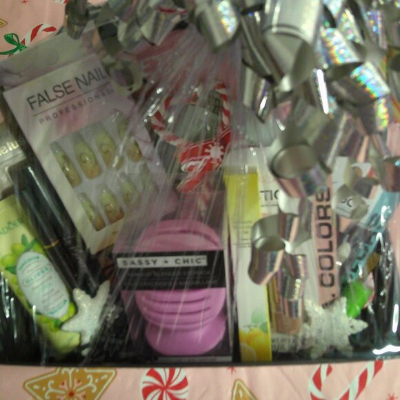 Deluxe Glam-33-Piece Christmas Makeup Collection, Holiday Makeup Gift Set - Picture 7 of 8